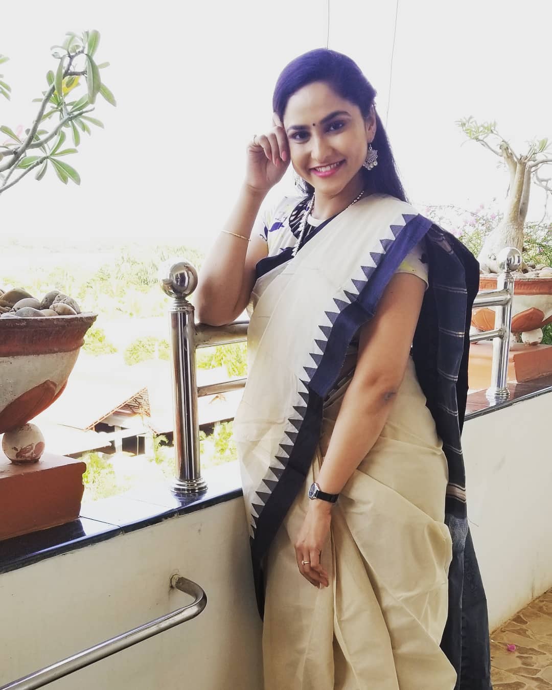 Zee Telugu Tv Anchor Kasi Annapurna In White Saree Blouse